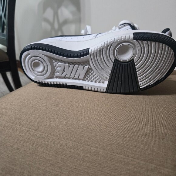 Nike shoes, white size 7 women, and Nike White Tee Shirt - Picture 4 of 5